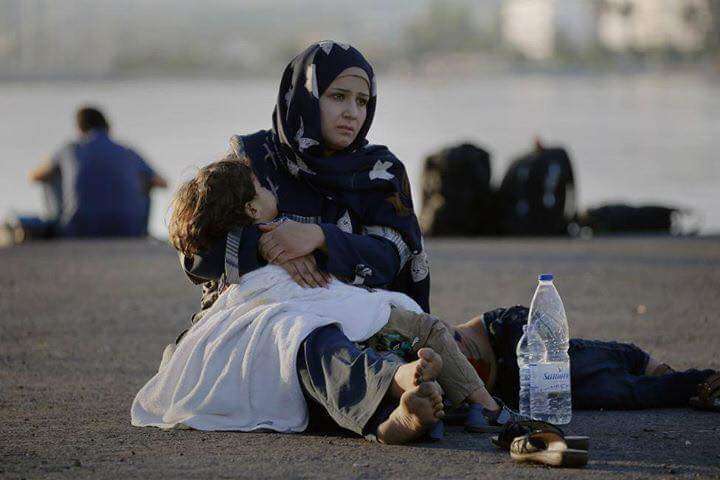 mujer refugiada con su hija en brazos