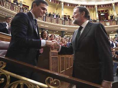 Rajoy Felicitando A Pedro Mocijón